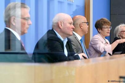 Alman ekonomistler: Maaş kesintileri sürdürülemez seviyede