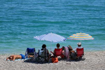 Antalya sahillerinde Kurban Bayramı'nın ilk gününde yoğunluk yaşanıyor
