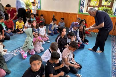Antalya'da çocuklara harçlık ve çerez dağıtma geleneği bu yıl da sürdürüldü