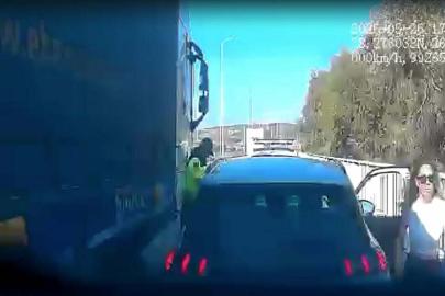 Çeşme'de arızalanan otomobilin güvenliğini sağlamaya çalışan askere TIR çarptı