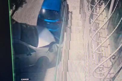Eyüpsultan'da otomobil park halindeki araçlara çarptı; kaza kamerada
