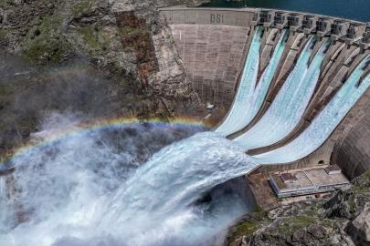 Karakaya Barajı'nda 173 metre yükseklikten tahliye edilen su görsel şölene dönüştü