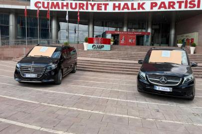 Kılıçdaroğlu, Özgür Özel'in iki makam aracını satışa çıkardı! Üzerindeki notlar kavga çıkarır