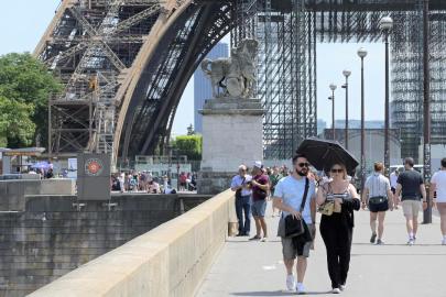 Aşırı sıcakların etkili olduğu Paris çevresinde hastanelerde acil durum planı devreye sokuldu