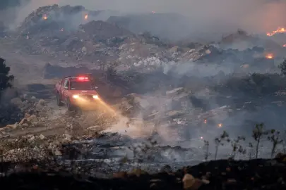 İzmir'de Çandarlı yangını kontrol altına alındı