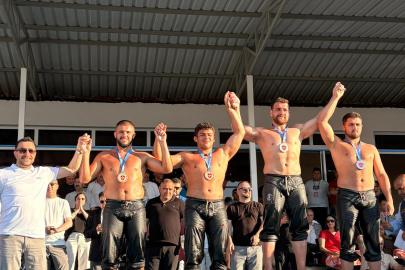 Kemer Belediyesi güreşçileri kürsüye çıktı