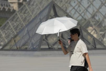 Paris'te aşırı sıcak alarmı: Louvre Müzesi erken kapanacak