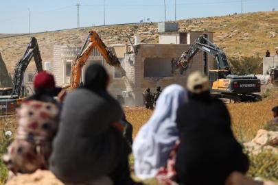 İşgalci ordu, mahkemenin süreci durdurma kararına rağmen Batı Şeriada Filistinlilere ait evleri yıktı