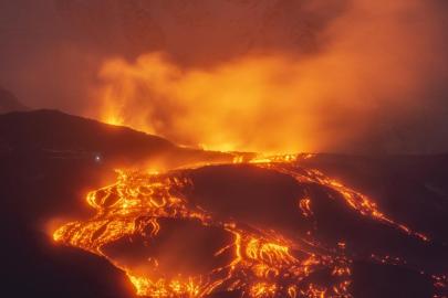 İtalya'da Etna Yanardağı'nın kül püskürtmesi hava ulaşımında aksaklıklara yol açtı
