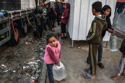 Katil İsrail, Gazze'de su doldurmaya çalışan çocuklara saldırdı: 1 çocuk hayatını kaybetti