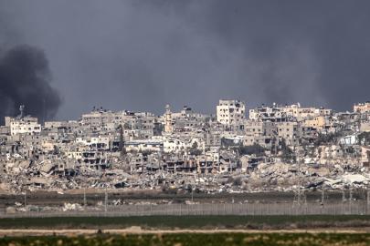 Katil İsrail'in Gazze'ye düzenlediği saldırılarda yıkılan binaların enkazından 8 Filistinlinin daha naaşı çıkarıldı