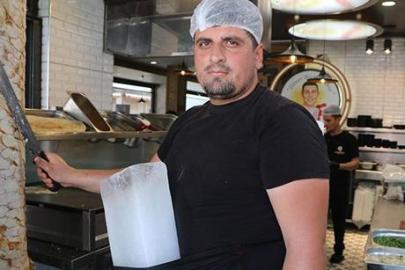 Adana’da sıcakla mücadelede ilginç yöntem! Döner ustası vücuduna kalıp buz bağladı