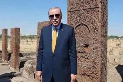 Ahlat’ta Cumhurbaşkanı Erdoğan heyecanı! Vatandaşlar Millet Bahçesi’ne akın etti