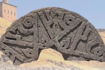 Ani Ören Yeri’nde "Hz. Muhammed" isminin 6 kez yer aldığı Selçuklu taşı Ahlat’ta sergilenecek