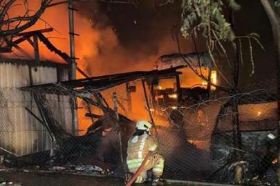 Avcılar’da TIR parkında yangın çıktı! 5 araç kullanılamaz hale geldi