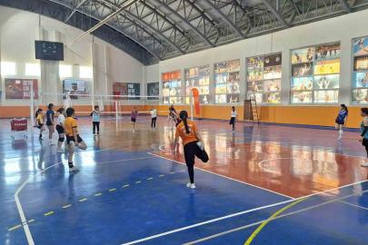 Bulanık’ta voleybol antrenmanları yoğun katılımla devam ediyor