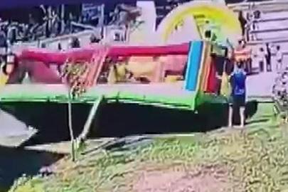 Çekmeköy’de korkutan anlar! Şişme oyun parkı rüzgarla takla attı, çocuklar altında kaldı