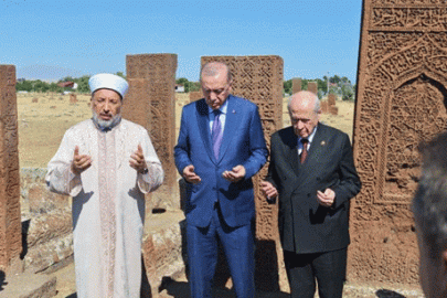 Cumhurbaşkanı Erdoğan Ahlat Selçuklu Kabristanı'nı ziyaret etti