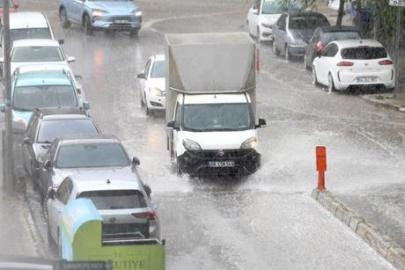 Erzurum'da 10 dakikalık sağanak hayatı felç etti
