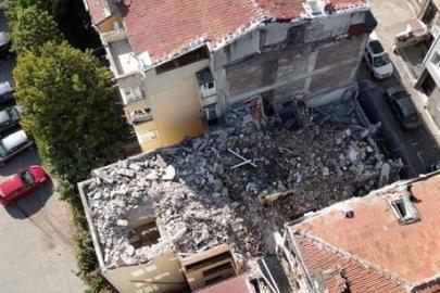Fatih’te kentsel dönüşüm yıkımında facia! Kepçe merdiven boşluğuna düştü
