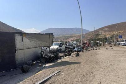 Hatay'da korkutan kaza! Freni patlayan TIR otomobile çarptı, parçalar yola saçıldı