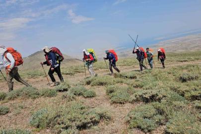 İranlı 13 dağcı, Süphan Dağı’nın zirvesine ulaştı