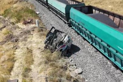 Malatya'da yük treni hemzemin geçitte kamyona çarptı! 1 kişi yaralı