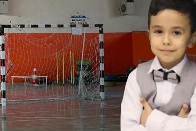 Spor salonunda 8 yaşındaki Mert Ali’nin oyunu faciayla bitti! Üzerine kale direği devrildi