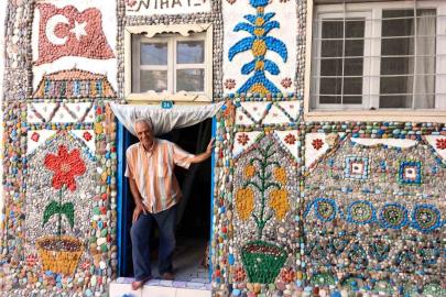 Topladığı binlerce taşı sanata dönüştürdü: Köyünü açık hava müzesine çevirdi