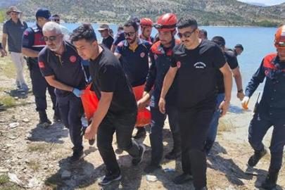 Uzaktan kumandalı yemleme botunu kurtarmak için suya girdi, balçığa saplanıp öldü