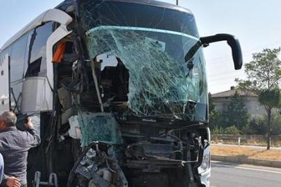 Yolcu otobüsü kamyonete çarptı: 1 kişi öldü, 15 kişi yaralandı
