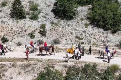 Erzincan’da asırlık gelenek atlı düğün alayıyla yaşatılıyor
