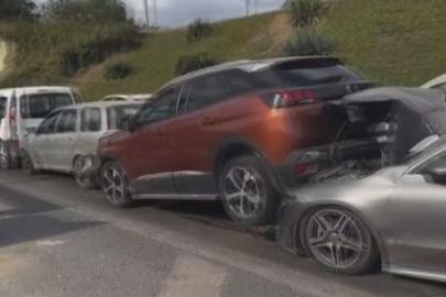 Esenler’de TEM Metris Bağlantı Yolu’nda zincirleme kaza! 6 araç birbirine girdi