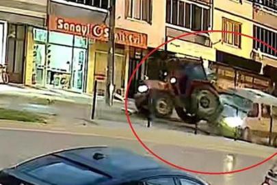 Tarım işçilerini taşıyan minibüs, park halindeki traktöre çarptı! 10 kişinin yaralandığı kaza kamerada